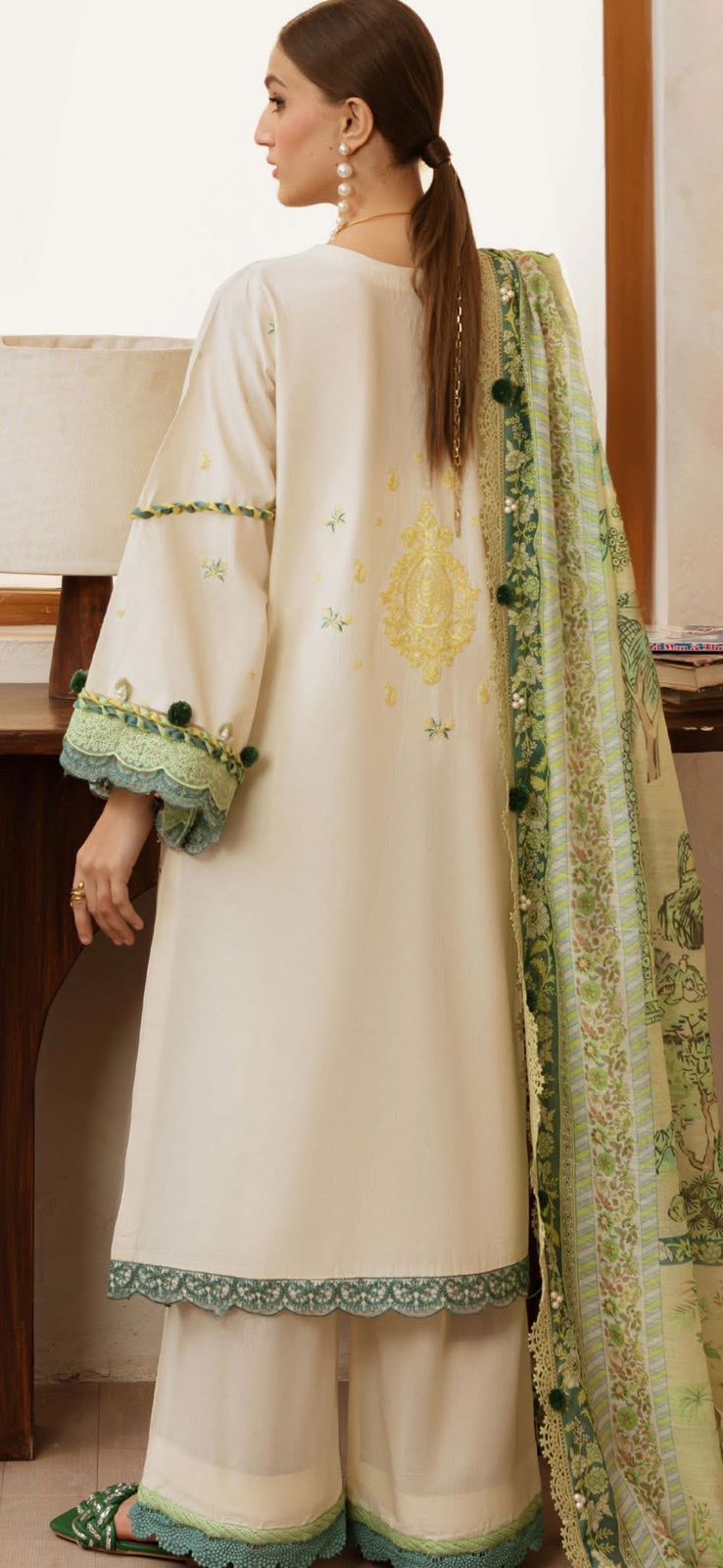 Mahnur Collection’s Unstitched 3-piece suit (001)
