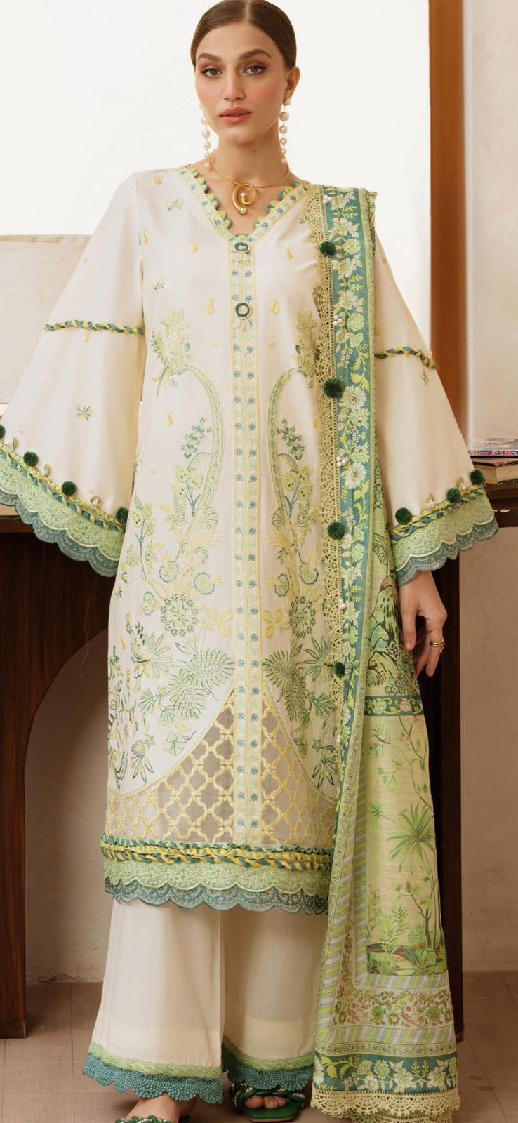 Mahnur Collection’s Unstitched 3-piece suit (001)