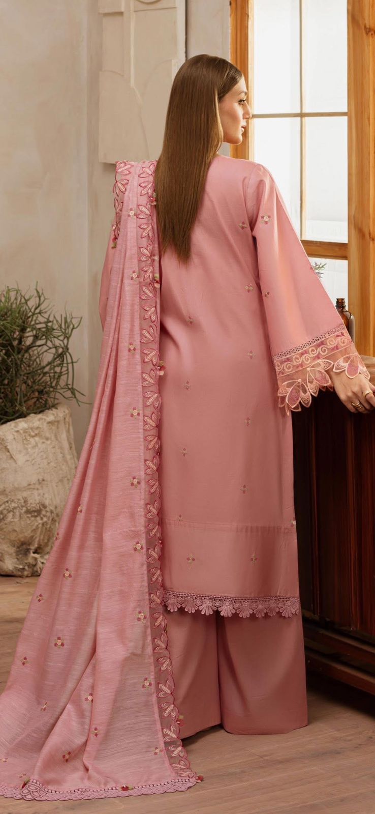 Mahnur Collection’s Unstitched 3-piece suit (002)